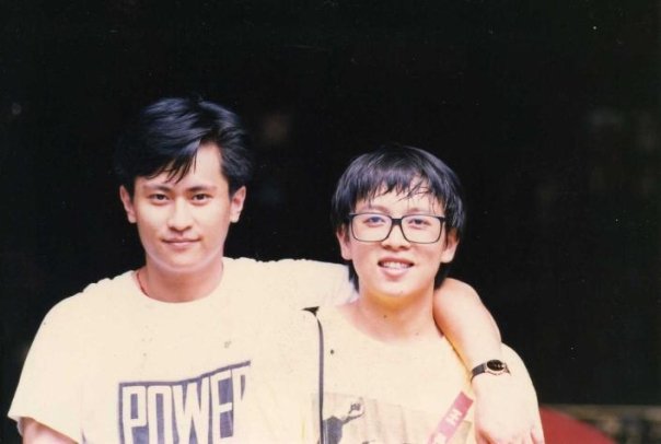 吉他手小楊當(dāng)年與小寶張雨生的珍貴合照.jpg