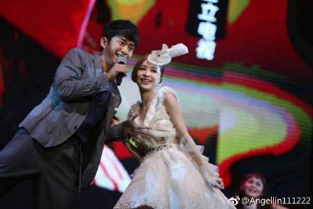 張棟梁王心凌11年后再合體，一首《彩虹的微笑》引燃“回憶殺”