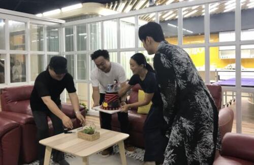 陳奕迅收獲新歌聲導(dǎo)師慶生驚喜，許愿“我要拿冠軍”