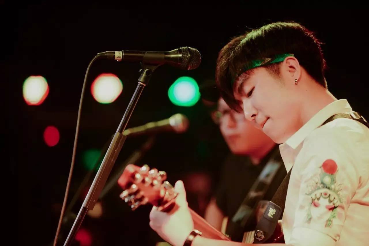 看了曉月老板上演熒幕首秀，我斷定他將來一定是民謠界一角