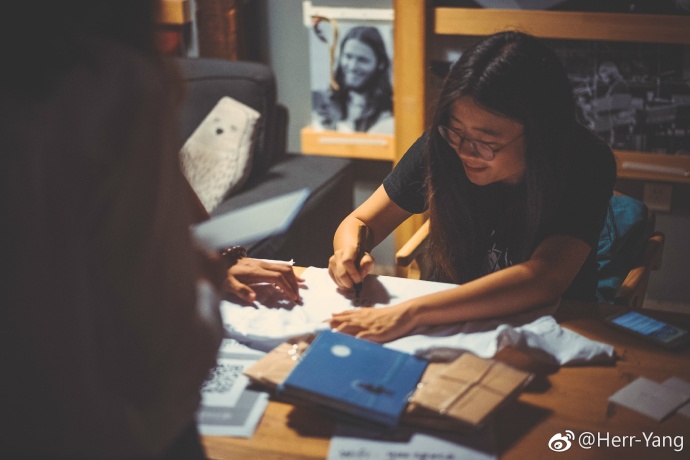 陳小熊：民謠歌手里最“不務(wù)正業(yè)”的女博士，一邊對抗生活，一邊努力成長