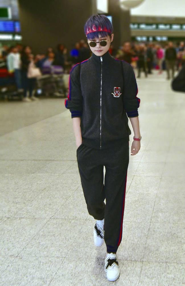 李宇春藍(lán)發(fā)新造型，現(xiàn)身馬爾彭薩機(jī)場(chǎng)奔赴米蘭時(shí)裝周