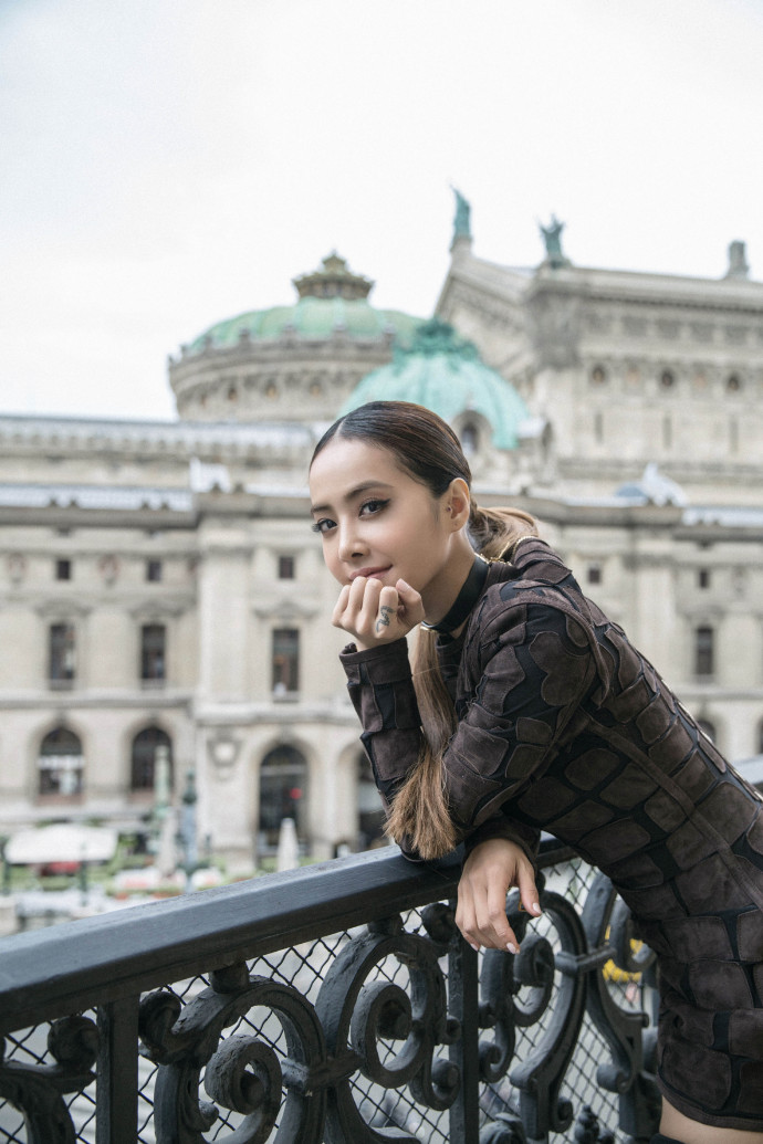 蔡依林亮相巴黎時裝周，優(yōu)雅氣質與法國浪漫完美融合