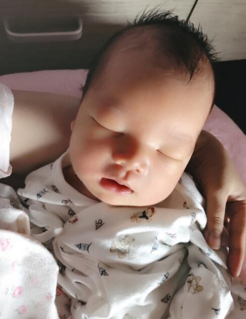 王櫟鑫曬二胎兒子“番薯”，姐姐弟弟同畫(huà)面超有愛(ài)