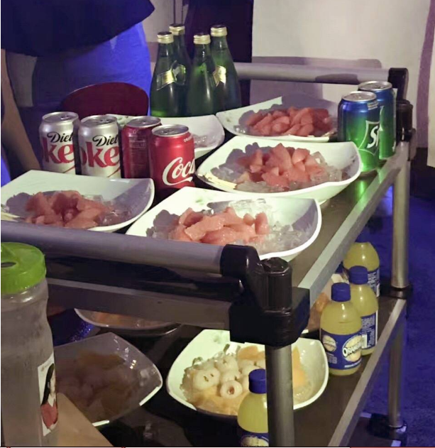 吳亦凡吃飯偶遇粉絲，因不能合照而請客吃飯！