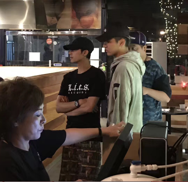 吳亦凡吃飯偶遇粉絲，因不能合照而請客吃飯！