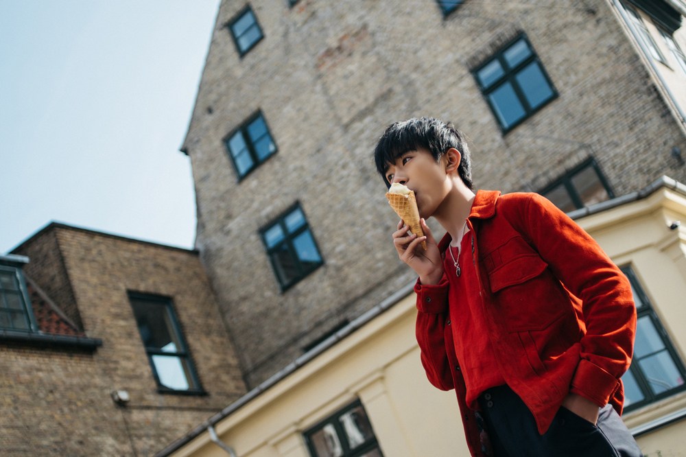 易烊千璽評(píng)為中國青年領(lǐng)袖代表，前往瑞士參加公益