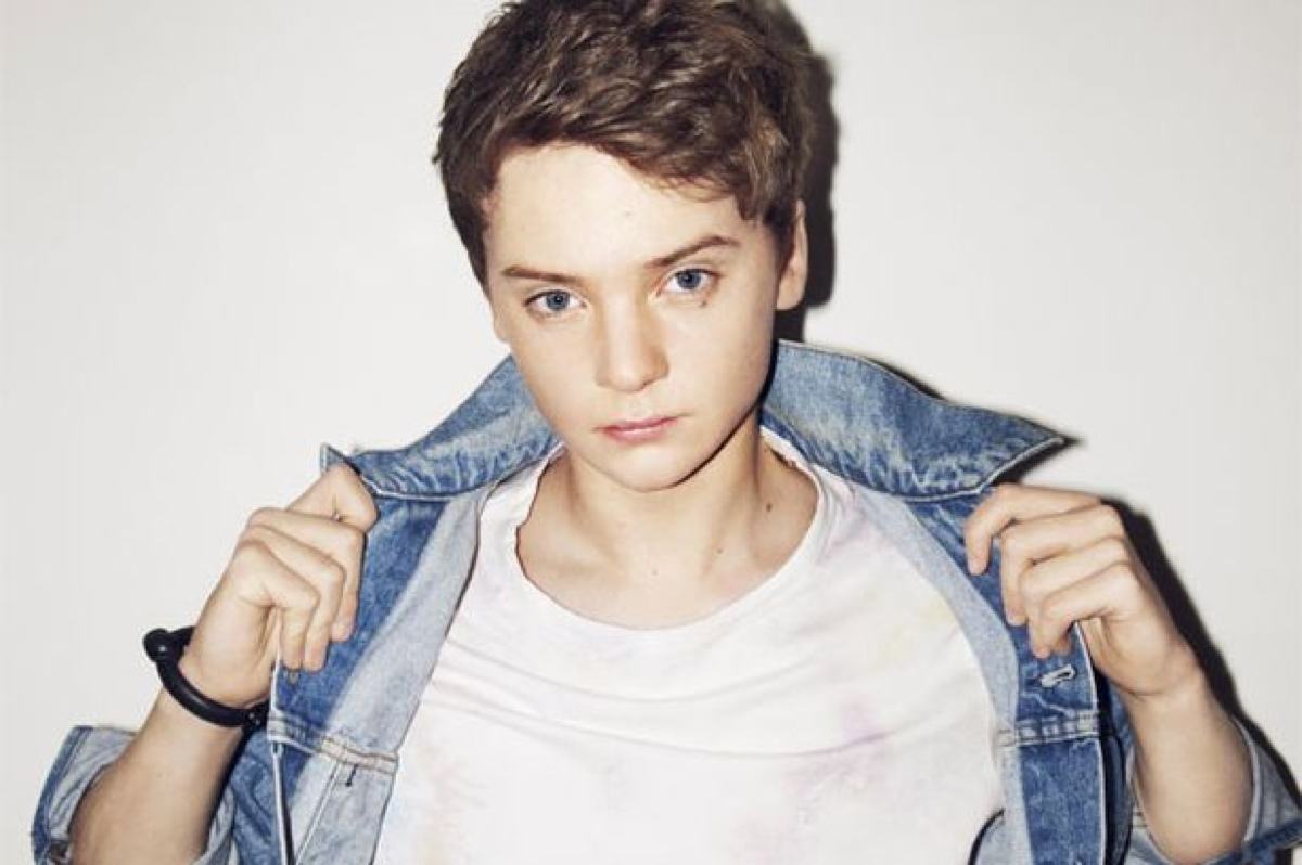 Conor Maynard攜弟弟發(fā)布新單MV，打虎親兄弟