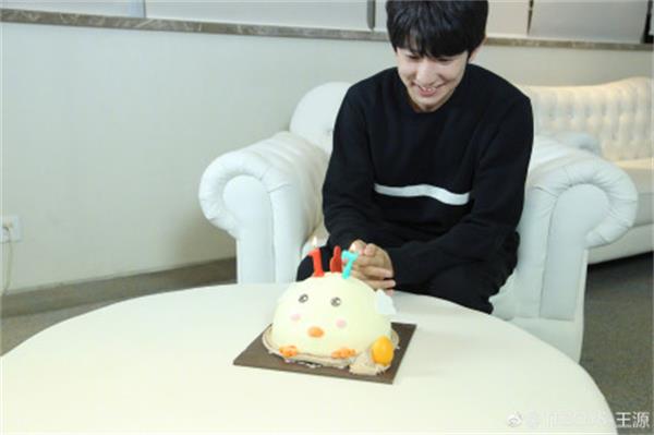 王源迎來17歲生日，整個(gè)娛樂圈的明星都紛紛送上祝福