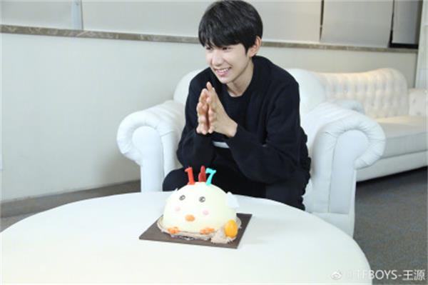 王源迎來17歲生日，整個(gè)娛樂圈的明星都紛紛送上祝福