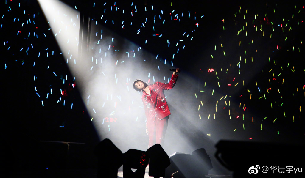 張杰華晨宇節(jié)目間隙玩娃娃機：要是能夠抓出來，今天我就會贏