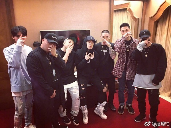 潘瑋柏演唱會臺上吸氧，微博曬與PG One合照報平安