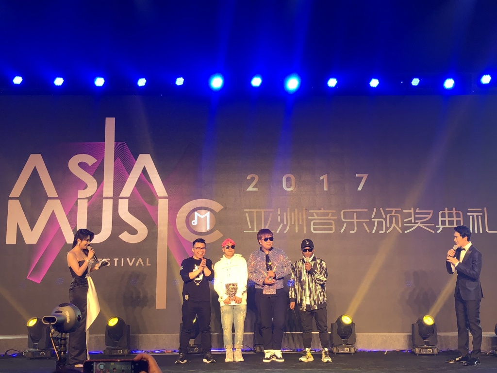 南征北戰(zhàn)亞洲音樂盛典獲獎，繼續(xù)有態(tài)度、有追求地走下去