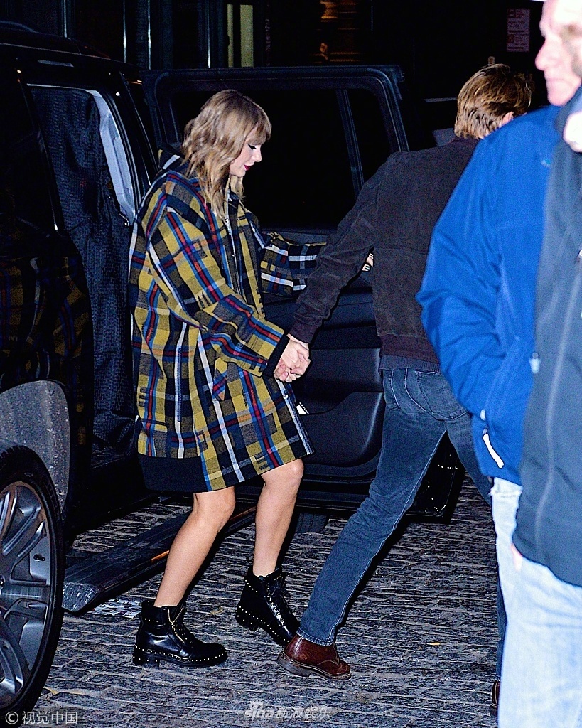 霉霉和男友同框照終于來了，兩人十指緊扣十分甜蜜啊！